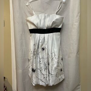 🆕. Betsy & Adam Strapless Elegant White and Black Floral Dress NWOT Size 10